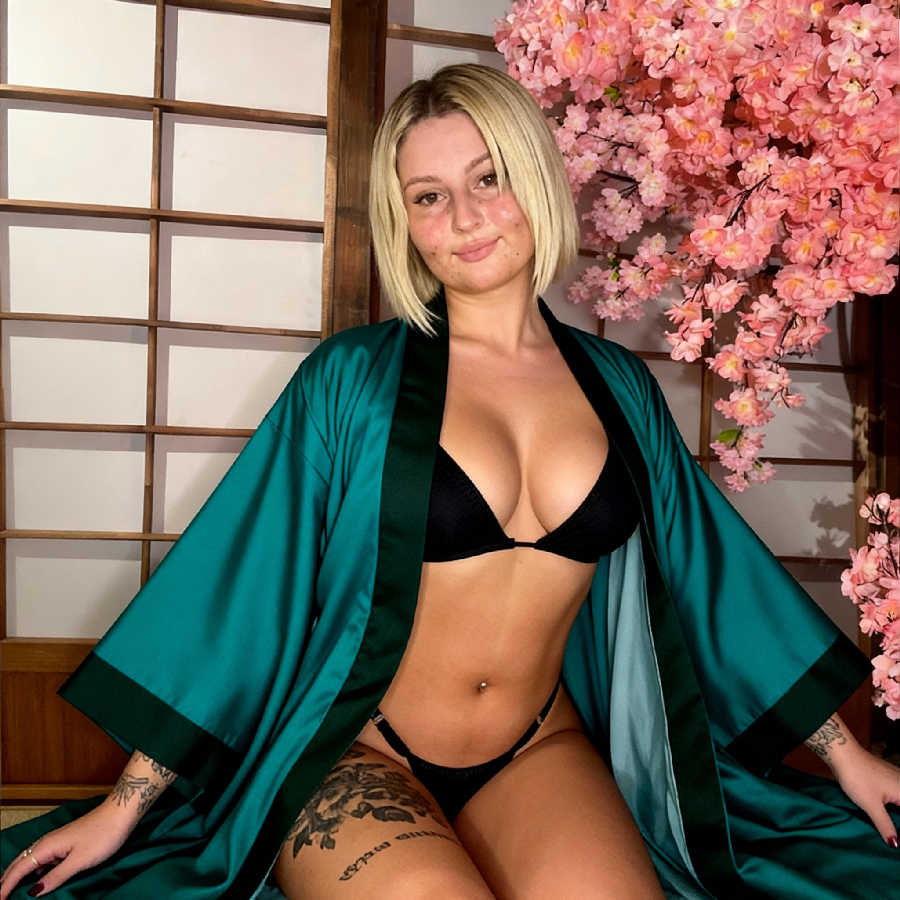 Say hi to Sofia Cosplay — open chat